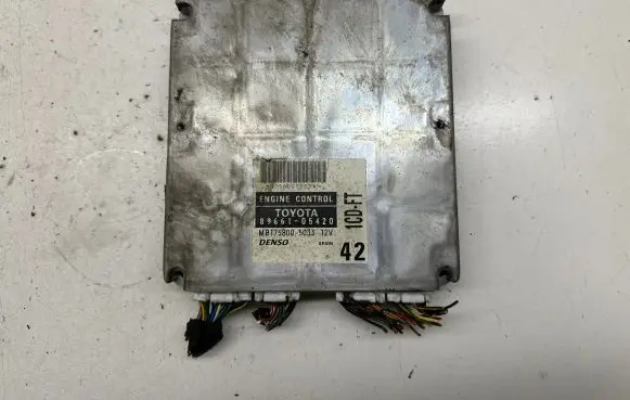Toyota Avensis T220 Engine control unit/module 8966105420 MB1758005033
