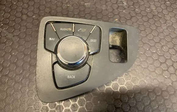 Head unit multimedia control