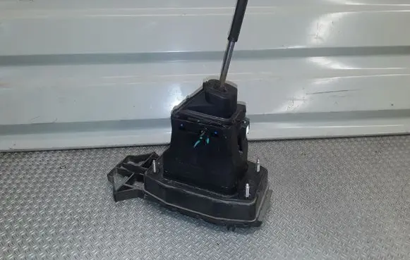 Citroen C5 Gear shifter/selector 9675747580
