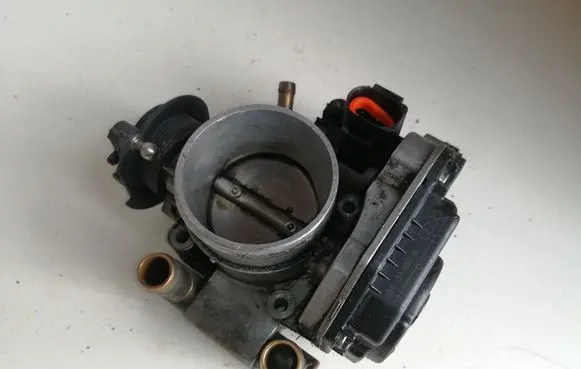 Volkswagen PASSAT B5 Throttle valve 058133063H