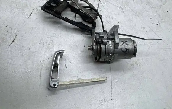 BMW X5 F15 Front door lock (next to the handle) 5125K