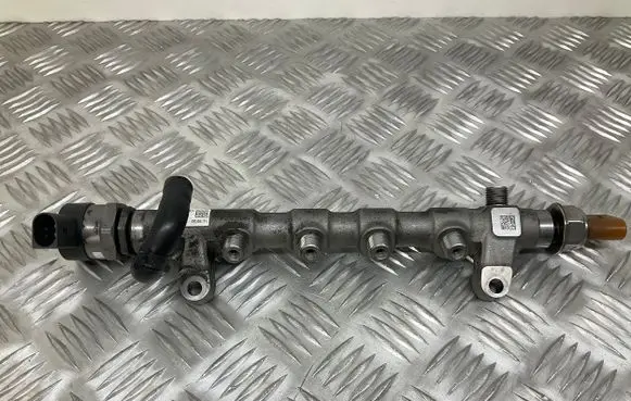 Volkswagen Tiguan Fuel distributor 03L089M 057130764H 03L906051