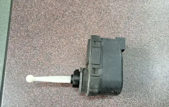 Headlight level adjustment motor
