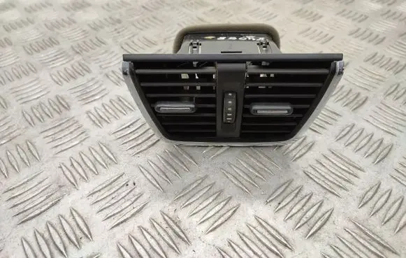 Rear air vent grill