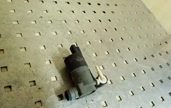 Nissan Qashqai Windscreen/windshield washer pump 9641553880