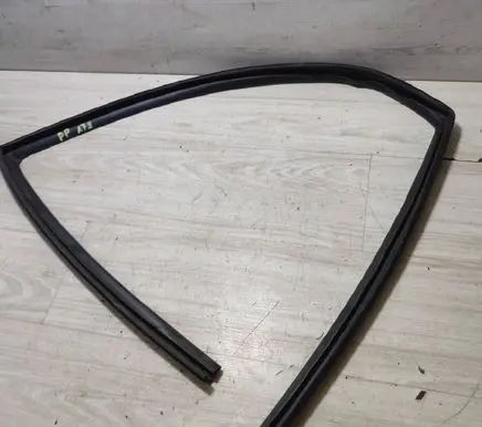 Jeep Grand Cherokee Rubber seal front door window/glass PP479