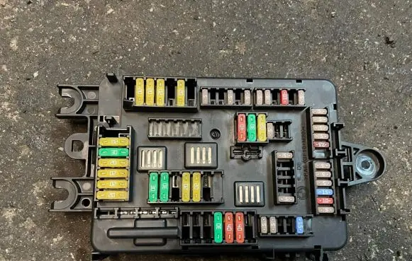 BMW 4 F36 Gran coupe Fuse module 9389070