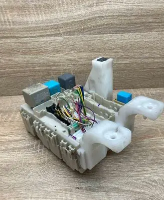 Toyota Prius (XW20) Fuse module 8273047290 02766C24