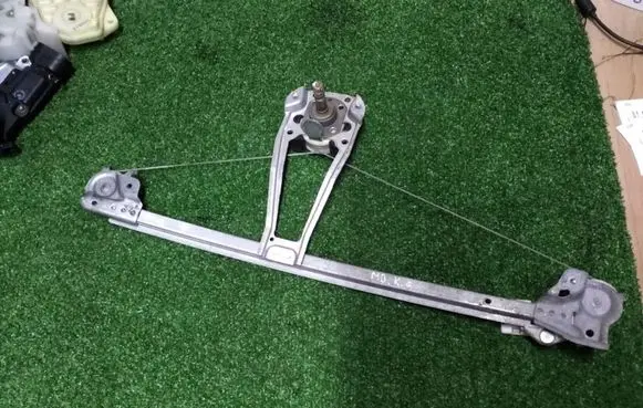 Rear door manual window regulator