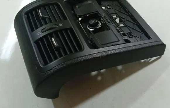 Volkswagen PASSAT B6 Dash center air vent grill 3C0863615