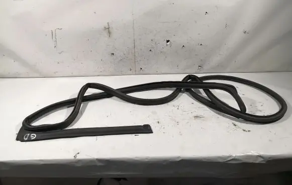 Opel Mokka X Rear door rubber seal (on body) 