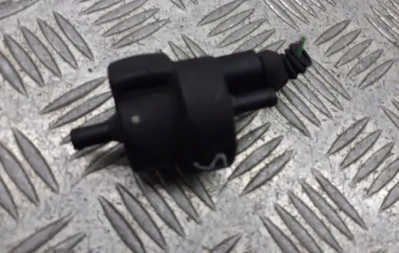 Audi A6 S6 C5 4B Fuel pressure regulator 058133459