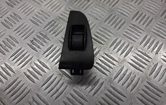 Toyota Avensis T250 Quarter vent window switch 74272-05020