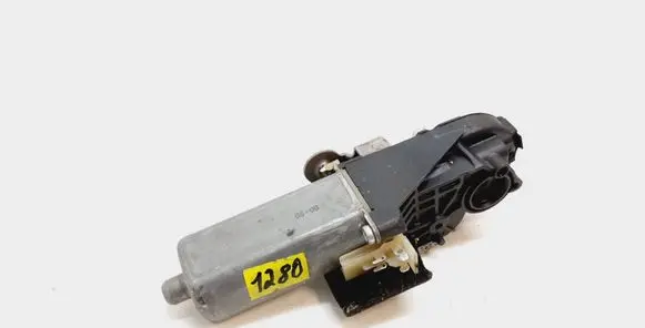 Volvo XC90 Seat adjustment motor 0390203246