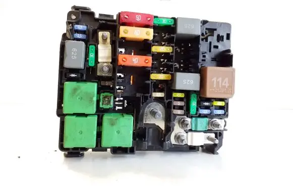 Opel Vivaro Fuse module 9804848180