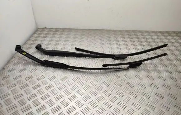 Hyundai i30 Front wiper blade arm