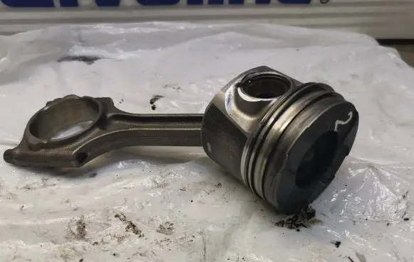 Volvo V40 Cross country Piston with connecting rod