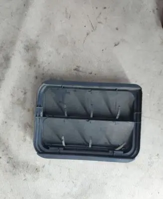 Quarter panel pressure vent