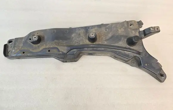Volvo XC90 Fender mounting bracket 31391777