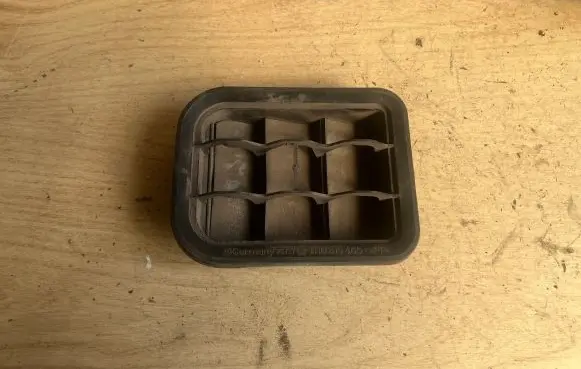 Skoda Octavia Mk2 (1Z) Quarter panel pressure vent 1H0819465