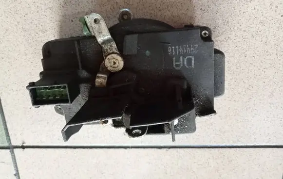 Opel Vectra C Front door lock 24414110