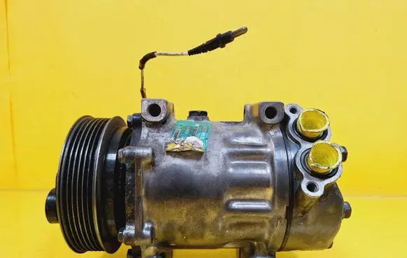 Renault Laguna I Air conditioning (A/C) compressor (pump) 7700859676D