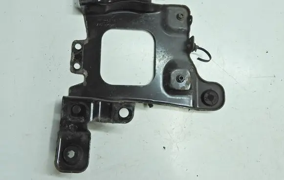 Volvo V40 Engine mounting bracket AV61-R6K034-AB