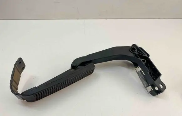 Accelerator throttle pedal