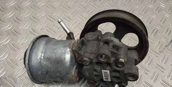 Toyota Corolla Verso AR10 Power steering pump