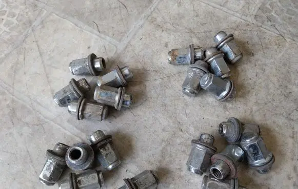 Toyota Corolla Verso AR10 Nuts/bolts 
