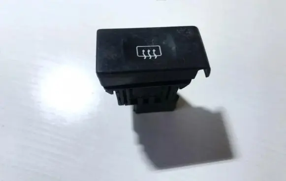 Nissan Sunny Windscreen/window heater switch