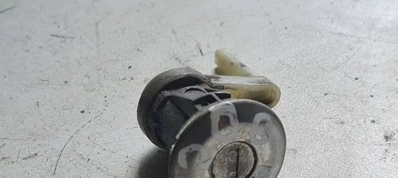 Peugeot 206 Front door lock (next to the handle) 