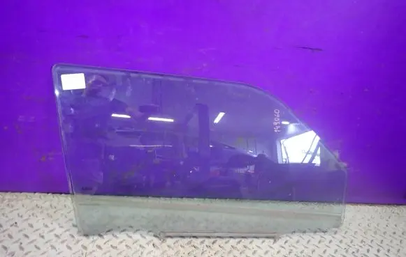Suzuki Swift I Front door window glass four-door