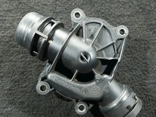 Thermostat/thermostat housing
