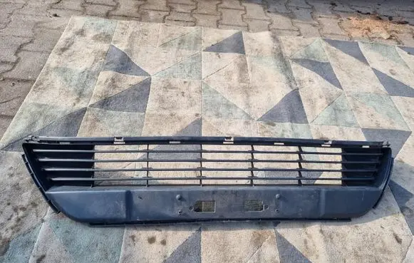 Toyota Avensis T270 Front bumper lower grill 5311205090
