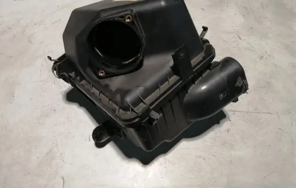 KIA Carens I Air filter box