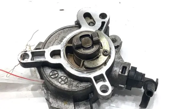 Volvo V40 Vacuum pump 31316688
