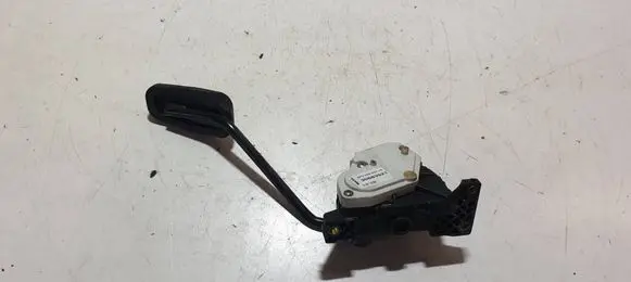 Accelerator throttle pedal
