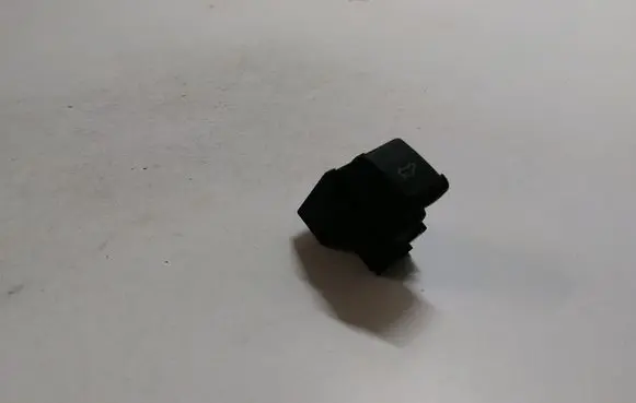 Volkswagen PASSAT B5.5 Tailgate opening switch 1J0959831A