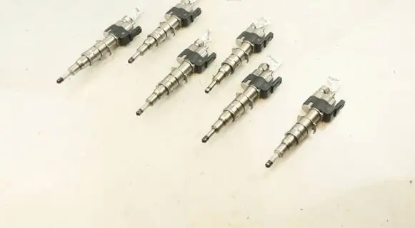 BMW 3 E92 E93 Fuel injector 7585261 13537585261 10181010