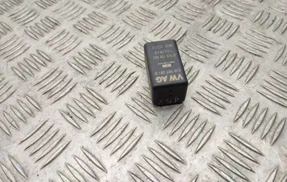 Audi A4 S4 B8 8K Glow plug pre-heat relay 038907281B