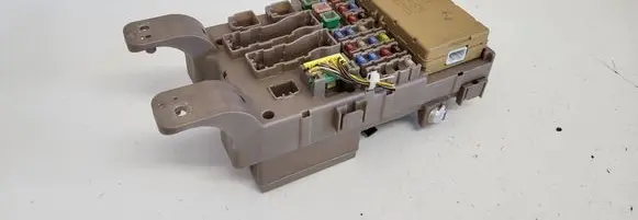 Toyota Corolla E120 E130 Fuse module 8264113040 2323000231