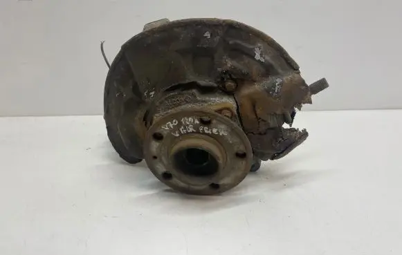 Volvo V70 Front wheel hub 9461943