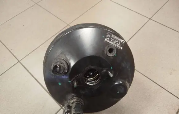 Mercedes-Benz GL X164 Brake booster a1644301130