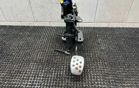 Renault Megane III Clutch pedal 465030078R