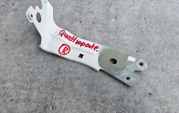 Maserati Quattroporte Fender mounting bracket RRRprawyppwhite