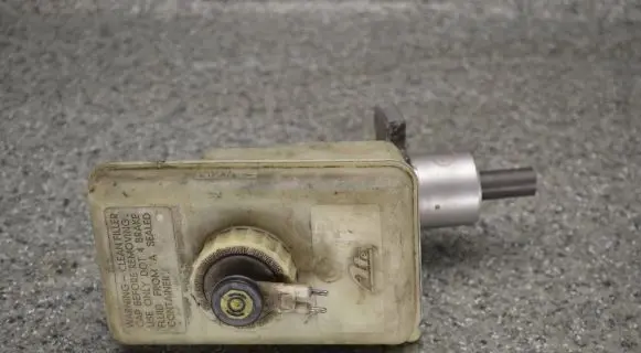 BMW 3 E46 Brake fluid reservoir 