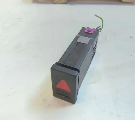 Volkswagen PASSAT B5.5 Hazard light switch 3B0953235