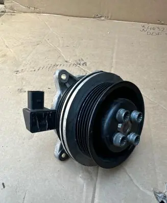 Volkswagen PASSAT B7 Water pump 01643304