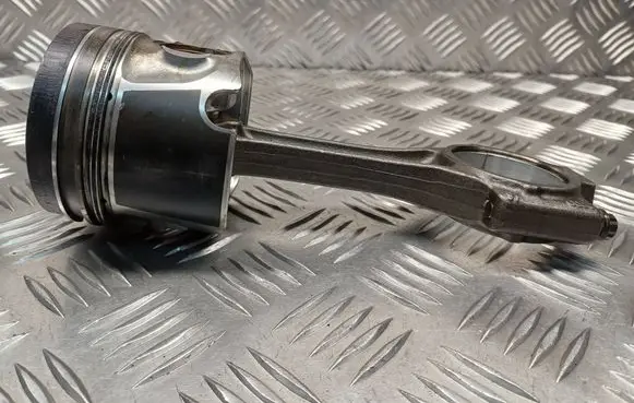 Volkswagen Golf V Piston with connecting rod P103 038G
